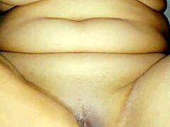 Una milf india amateur con grandes pechos da una intensa sesión de sexo oral