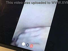 Een volwassen Spaanse MILF krijgt een creampie nadat ze haar tong heeft laten zien op de webcam
