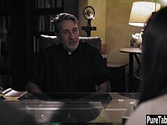 Oudere priester geniet van vieze seks met een hete milf met een grote kont