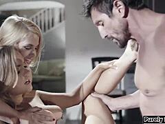 Nevlastní otec a dcera si užívají trojku s nevlastní matkou s velkými prsy a penisem