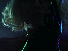 Arya Grander, en domine som är klädd i latex, förför med sina ljudande ASMR-färdigheter för en Halloween-fetischsession