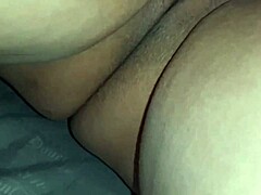 MILF amatoriale fa sesso con un vibratore in primo piano