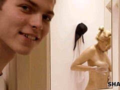 Een volwassen Rus verleidt een perverse vrouw met haar geschoren poesje in de badkamer