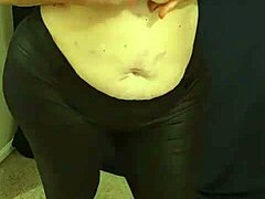 Tučná MILF s veľkými prirodzenými prsiami tancuje a masturbuje v ružových mikro bikinách predtým, ako použije lotion