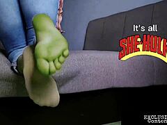Milf cosplay z she-hulk vibe - gola in tuširanje