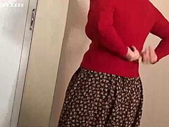 Büyük göğüslü ve kıçlı bir Müslüman amatör anne, Türk porno videosunda sikiliyor