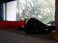 Hjemmelaget sexvideo av en slem MILF som blir knullet