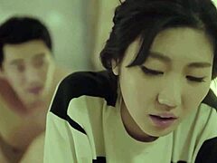 Ibu tiri Korea nakal dengan pasiennya yang masih muda dalam video HD18plus