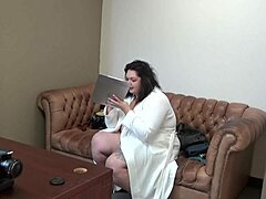 Mia Marks aux gros seins joue dans une vidéo de casting de collège sur un canapé