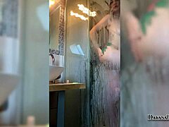 Hjemmelaget onanivideo av en jente med stor rumpe i dusjen