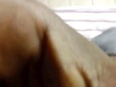 En afroamerikansk MILF med en fyldig rumpe og bryster blir knullet