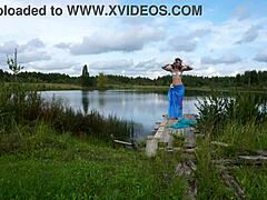 Ženska v bikiniju pleše na jezeru