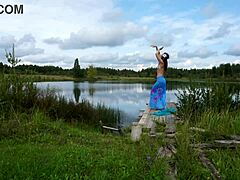 झील पर बिकिनी में नृत्य करने वाली महिला