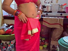 Intialainen äitipuoli panee ja antaa suihin intialaiselle äitipuolelle