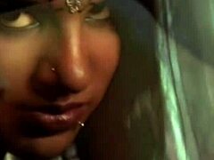 Una MILF indiana tetona diventa cattiva sulla pista da ballo in un video softcore