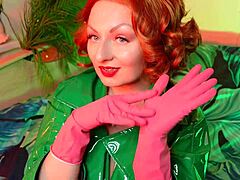 Arya Grander, een roodharige MILF, verleidt en plaagt in een fetisjvideo met roze handschoenen