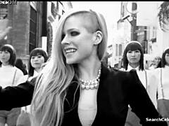 Avril Lavigne, uma estrela pornô famosa, exibe seus grandes seios