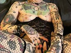 Une femme tatouée a des orgasmes multiples avec un gode