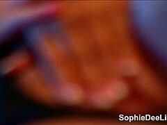 Sophie Dee, egy mellkas MILF, a nedves punciját nyalja