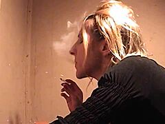 Мари Медисон ужива у фетишу пушења и јавном сексу