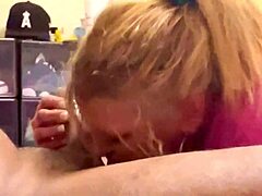 Deepthroat bombshell gives a mind-blowing blowjob