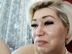 परिपक्व रूसी वेश्या वेबकैम पर अपने गहरे गले के कौशल का प्रदर्शन करती हैं
