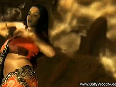 Krásná Bollywoodská brunetka předvádí smyslnou taneční show