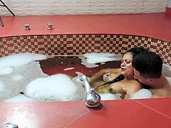 حفلة لـ (ميلف) و (لاتينا) تتحول إلى جنس في حوض استحمام ساخن