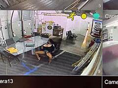 Secretaresse met grote borsten betrapt op webcam masturberen