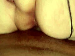 Prsata milf z veliko ritjo jaha črnega tiča v mokrem in divjem domačem videu