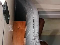 Μαύρη MILF ερασιτέχνης παίρνει το μουνί της γαμημένο στο gloryhole