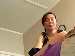 Une maman asiatique a une fin heureuse dans un salon de massage