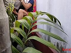 Isteri India yang matang dalam sari menikmati seks di luar rumah di taman rumah