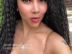 एलिज़ी संज़ेथ, एक शौकिया मिल्फ, एक पोर्न वीडियो में अपने प्राकृतिक स्तनों को दिखा रही है।