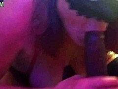 Maskeli bir MILF HD videoda büyük siyah bir horoza oral seks yapıyor