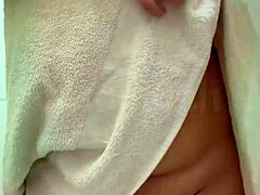 Μια ερασιτέχνης αραβική έφηβη προκαλεί με τα μεγάλα της στήθη και το τριχωτό της μουνί