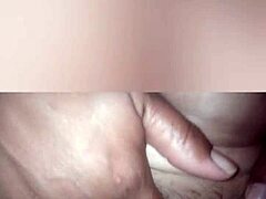 Amateur met een grote lul masturbeert in zelfgemaakte video