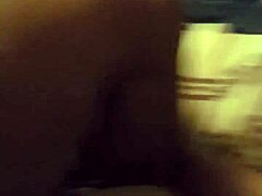 Μια εβανέζικη έφηβη με μικρά βυζιά κάνει σεξ μπροστά στην κάμερα