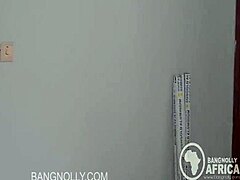 Un'amatrice africana fa un pompino bollente in un video porno fatto in casa