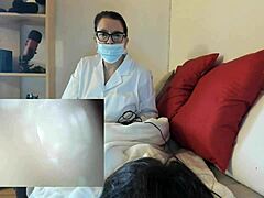 Dokter Nicoletta memberikan pasiennya pemeriksaan vagina dan blowjob untuk diingat