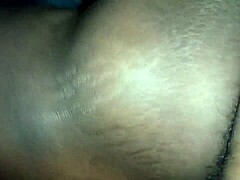 Eine rasierte ebenholzschöne Frau bekommt ihre Muschi und ihren Hintern hart gefickt