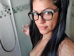 סרטון POV של לטינית סקסית שמקבלת את הכוס שלה רגועה ומענגת