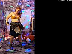 Horúca MILF v červenovláskom cosplayu predvádza senzuálny striptíz na Halloween