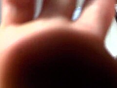 Vídeo de fetiche por pés com uma escrava de pés sendo prazerosa com sua mestra
