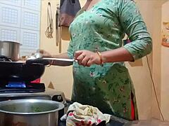 Isteri India amatur diliwat dengan kuat di dapur