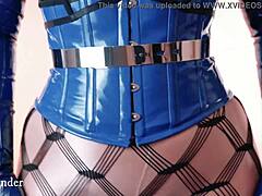 MILF curvy con corsetto si diverte in PVC