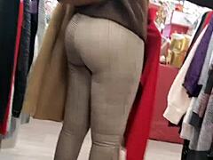 बड़ी गांड वाली परिपक्व महिलाएं किराने की दुकान में चुदाई करती हैं।