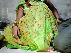 Se en moden indisk kvinne gi en fantastisk blowjob på hindi
